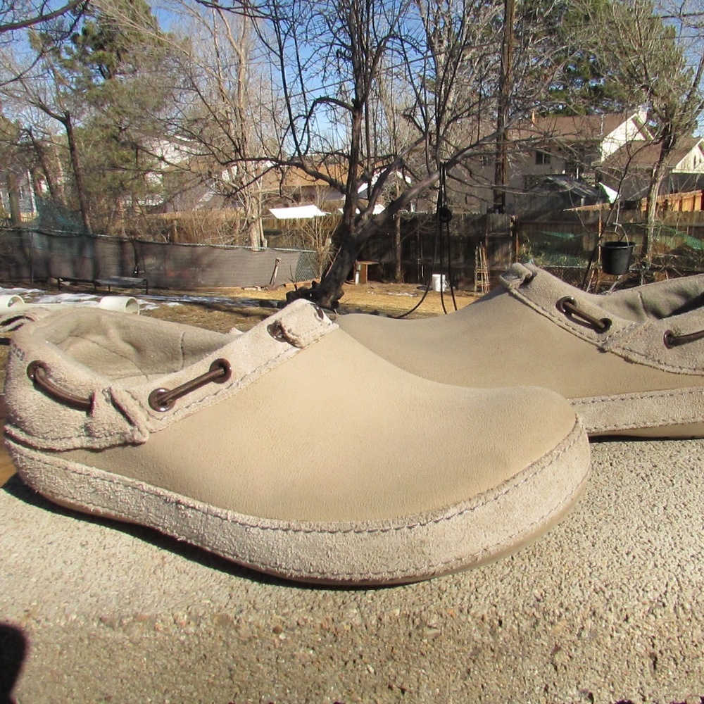Crocs Surrey Clog Beige Suede Slip on Unisex this is a Woman’s Size 6